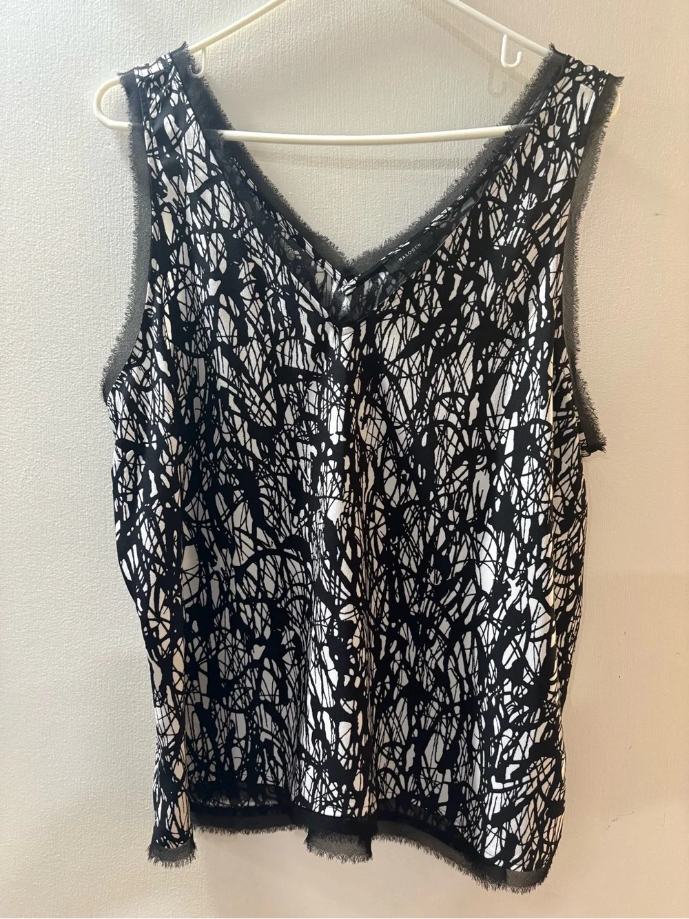 Halogen Black & White Abstract Print V-Neck Tank Top Women’s XL - Picture 5 of 6